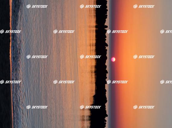 穏やかな海の夕暮れ