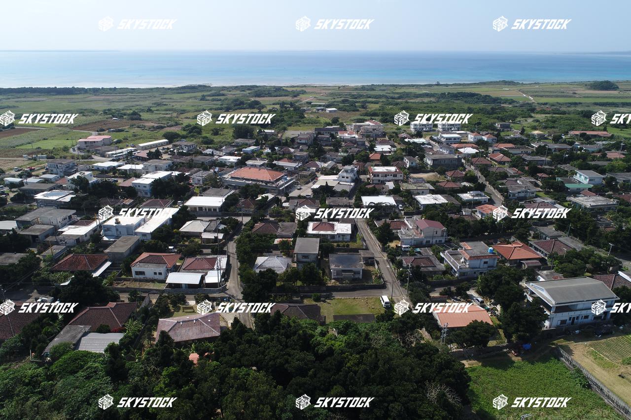 小浜島民家と海1