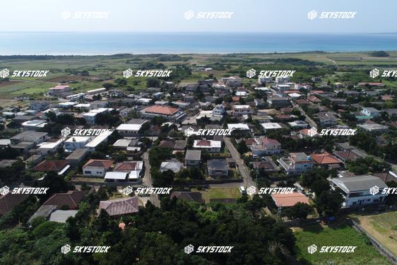 小浜島民家と海1