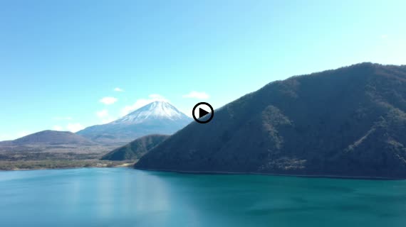 冬の晴れ日の富士山世界遺産と本栖湖
