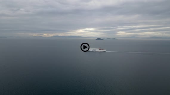 瀬戸内海を航行する船を空撮